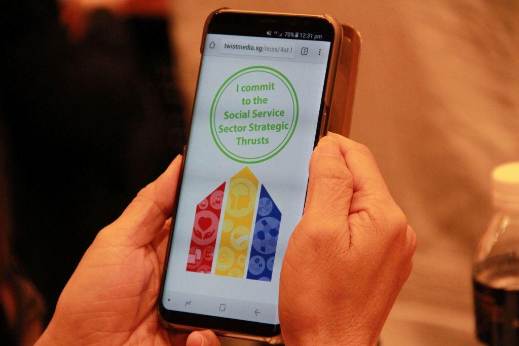 30144508 Media Item -  A participant committing to the Social Service Sector Strategic Thrusts (4ST), a 5 year roadmap for the sector co-developed by NCSS with Stakeholders in the social service ecosystem, at the NCSS Social Service Summit on July 5, 2017. Photo: Esther Leong/